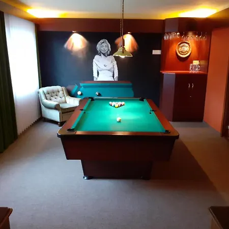 Apartmanhaz Zalanki * Eger